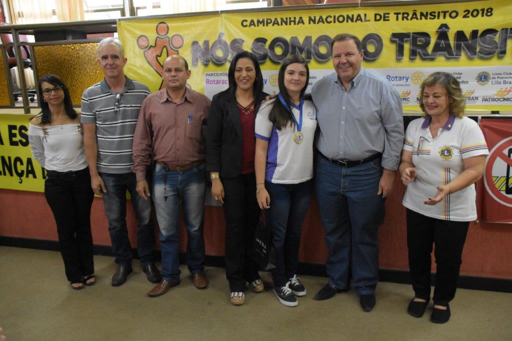 1o. LUGAR - REDAÇÃO - VITÓRIA CRISTINA CORREIA DE FARIA - ESCOLA ESTADUAL ORMY ARAUJO AMARAL - Premiação ofertada pela   BEM MENOS CONFEÇCOES E MEGA CELL